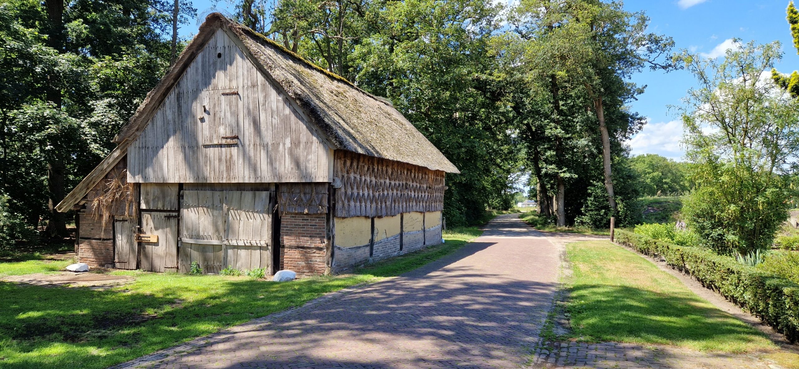 schuur aan doorgaande weg